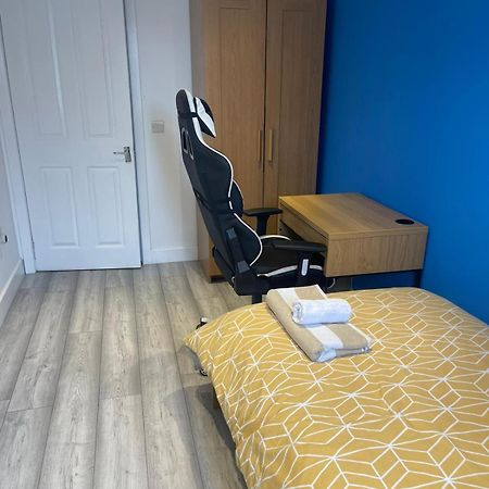 One Bedroom In Spacious Bungalow, Free Parking & Private Entrance EDI Kültér fotó