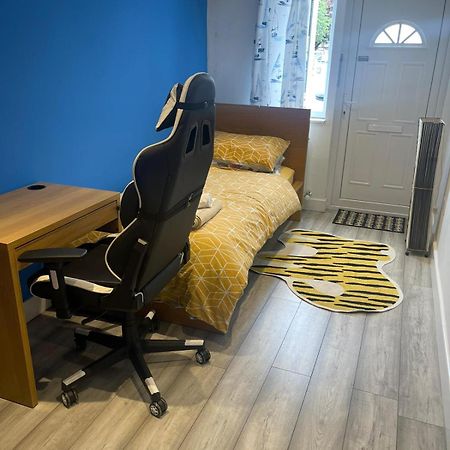 One Bedroom In Spacious Bungalow, Free Parking & Private Entrance EDI Kültér fotó