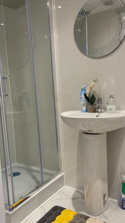 One Bedroom In Spacious Bungalow, Free Parking & Private Entrance EDI Kültér fotó