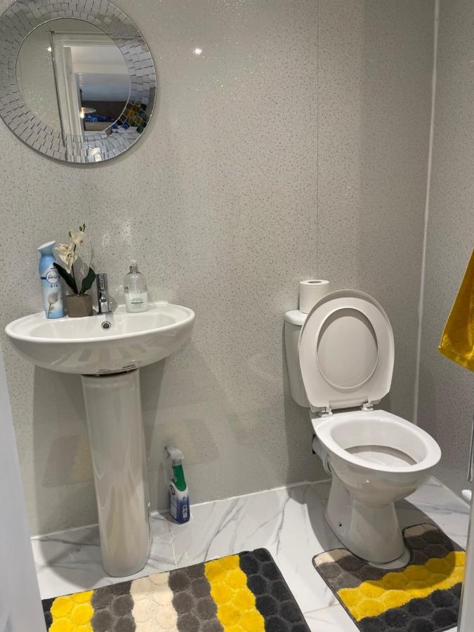 One Bedroom In Spacious Bungalow, Free Parking & Private Entrance EDI Kültér fotó