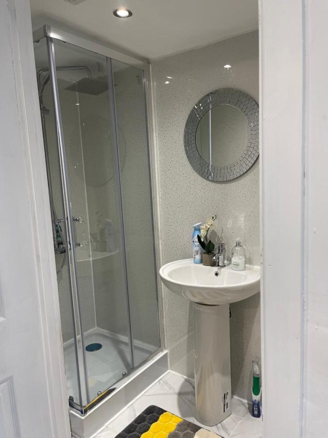 One Bedroom In Spacious Bungalow, Free Parking & Private Entrance EDI Kültér fotó