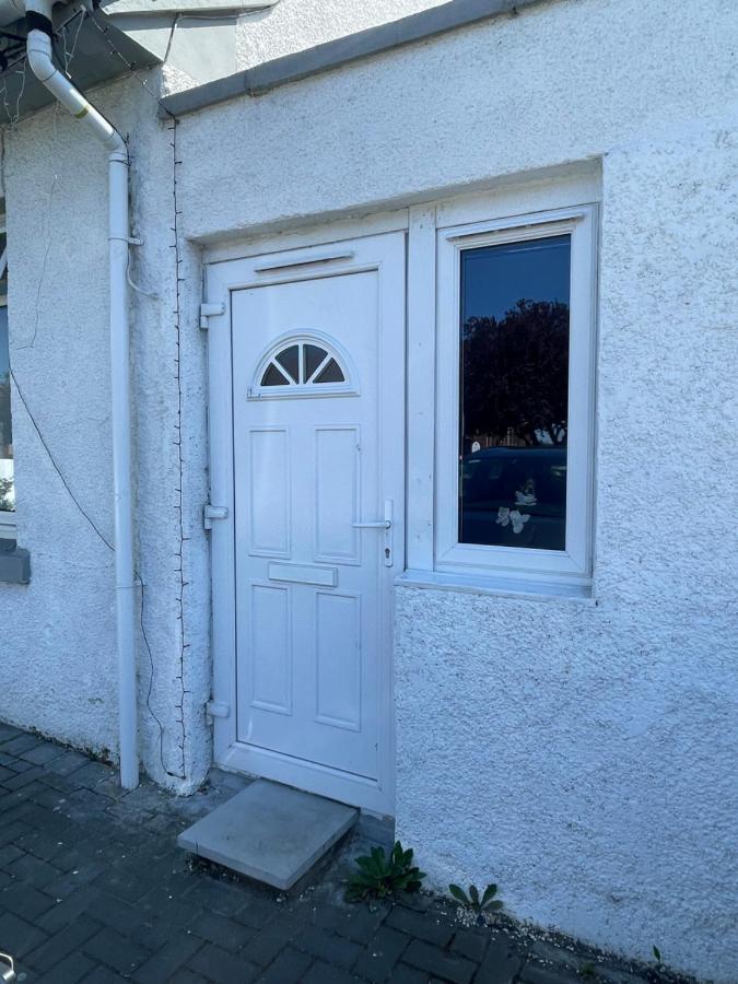 One Bedroom In Spacious Bungalow, Free Parking & Private Entrance EDI Kültér fotó