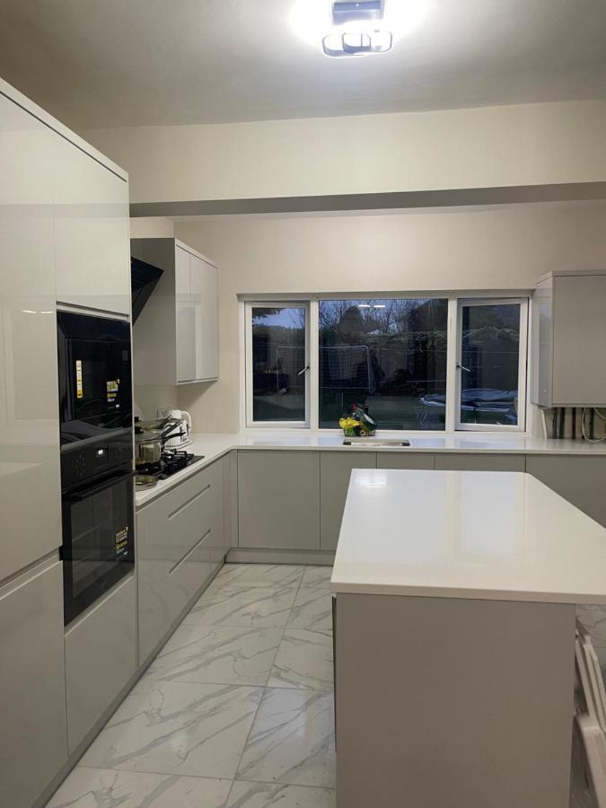 One Bedroom In Spacious Bungalow, Free Parking & Private Entrance EDI Kültér fotó