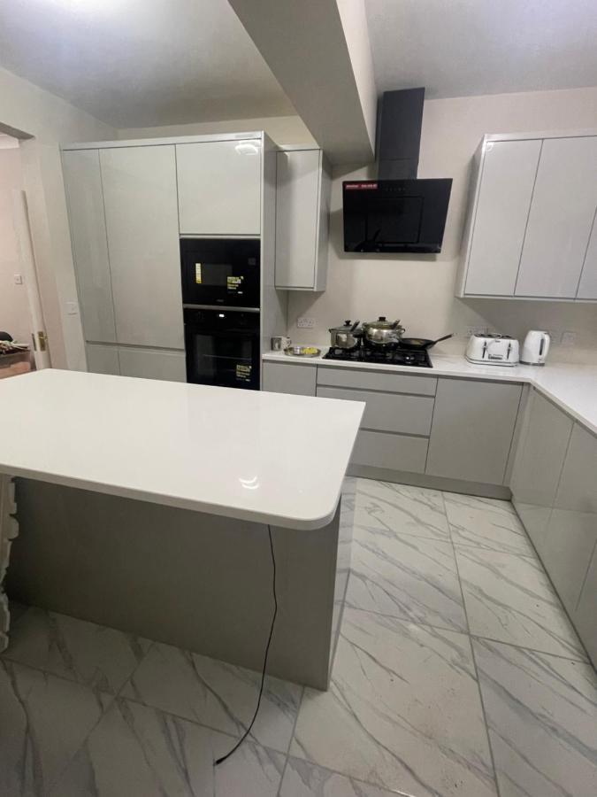 One Bedroom In Spacious Bungalow, Free Parking & Private Entrance EDI Kültér fotó